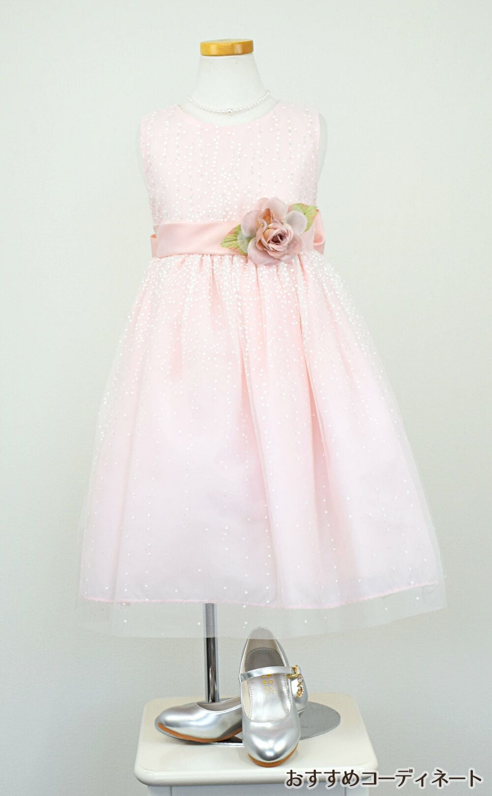 ピアノ発表会や結婚式にぴったりのピンクカラーの女の子用キッズドレス。シンプルで美しいシルエットが魅力のAngel's Closetの子供ドレス レンタル商品（【レンタル】サテンリボン＆スターダストチュール子供ドレス(CK329)ブラッシュピンク）｜画像8