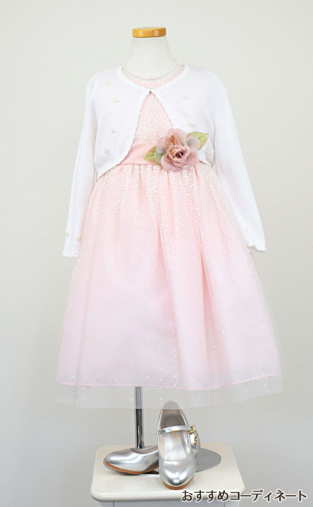 ピアノ発表会や結婚式にぴったりのピンクカラーの女の子用キッズドレス。シンプルで美しいシルエットが魅力のAngel's Closetの子供ドレス レンタル商品（【レンタル】サテンリボン＆スターダストチュール子供ドレス(CK329)ブラッシュピンク）｜画像10