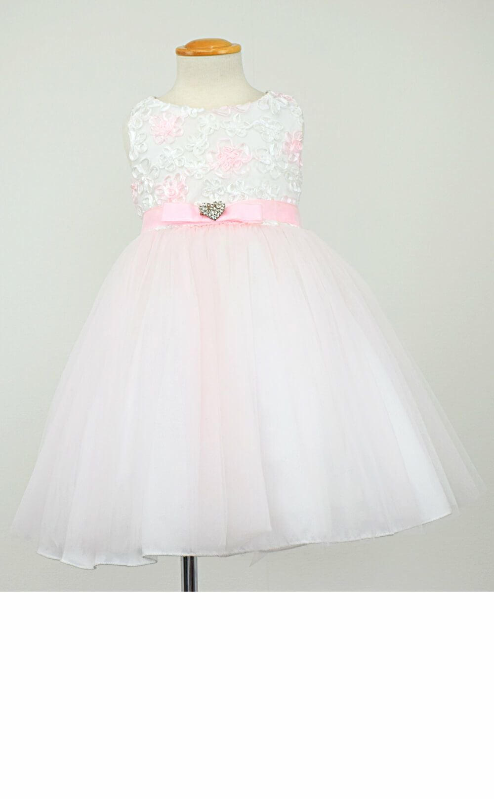 ピアノ発表会や結婚式にぴったりのピンクカラーの女の子用キッズドレス。シンプルで美しいシルエットが魅力のAngel's Closetの子供ドレス レンタル商品（【レンタル】フローラルサテンリボン刺繍イリュージョン子供ドレス(KD365)ピンク）｜画像3