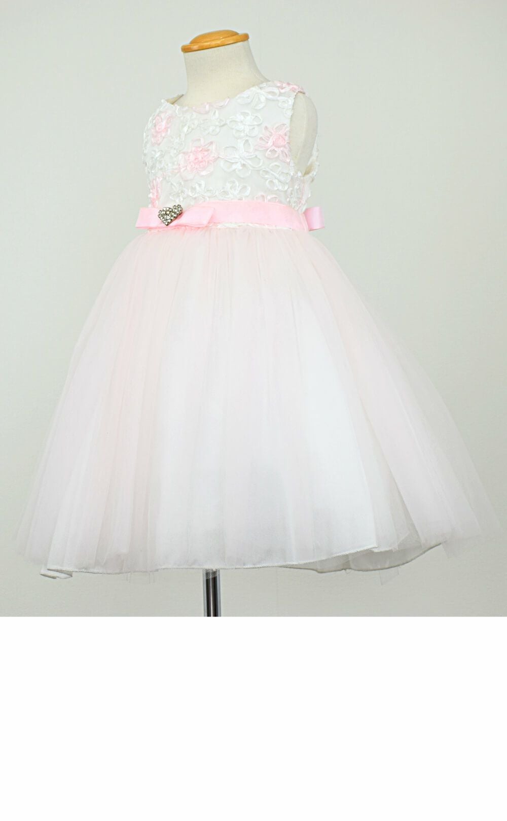 ピアノ発表会や結婚式にぴったりのピンクカラーの女の子用キッズドレス。シンプルで美しいシルエットが魅力のAngel's Closetの子供ドレス レンタル商品（【レンタル】フローラルサテンリボン刺繍イリュージョン子供ドレス(KD365)ピンク）｜画像4