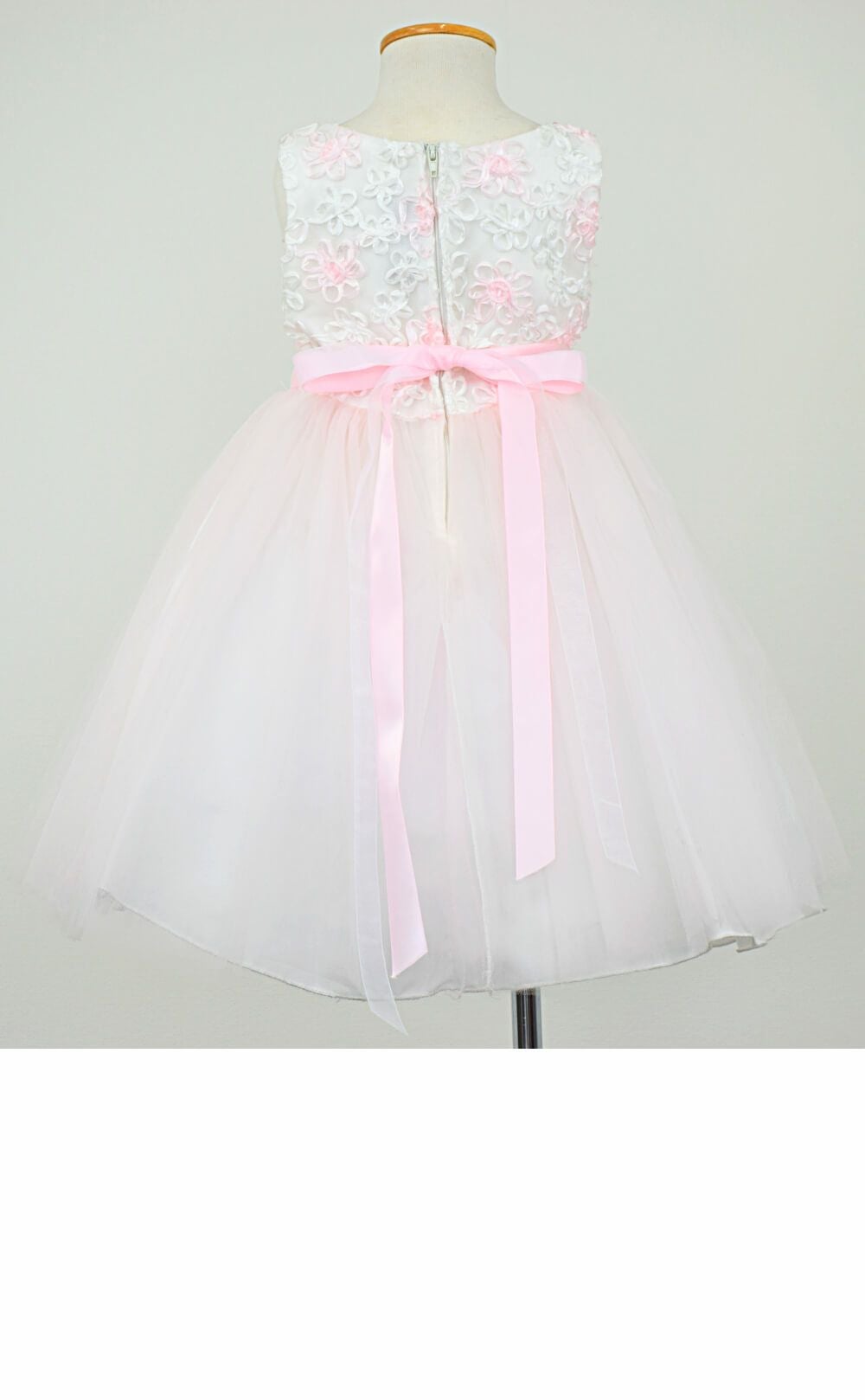 ピアノ発表会や結婚式にぴったりのピンクカラーの女の子用キッズドレス。シンプルで美しいシルエットが魅力のAngel's Closetの子供ドレス レンタル商品（【レンタル】フローラルサテンリボン刺繍イリュージョン子供ドレス(KD365)ピンク）｜画像5