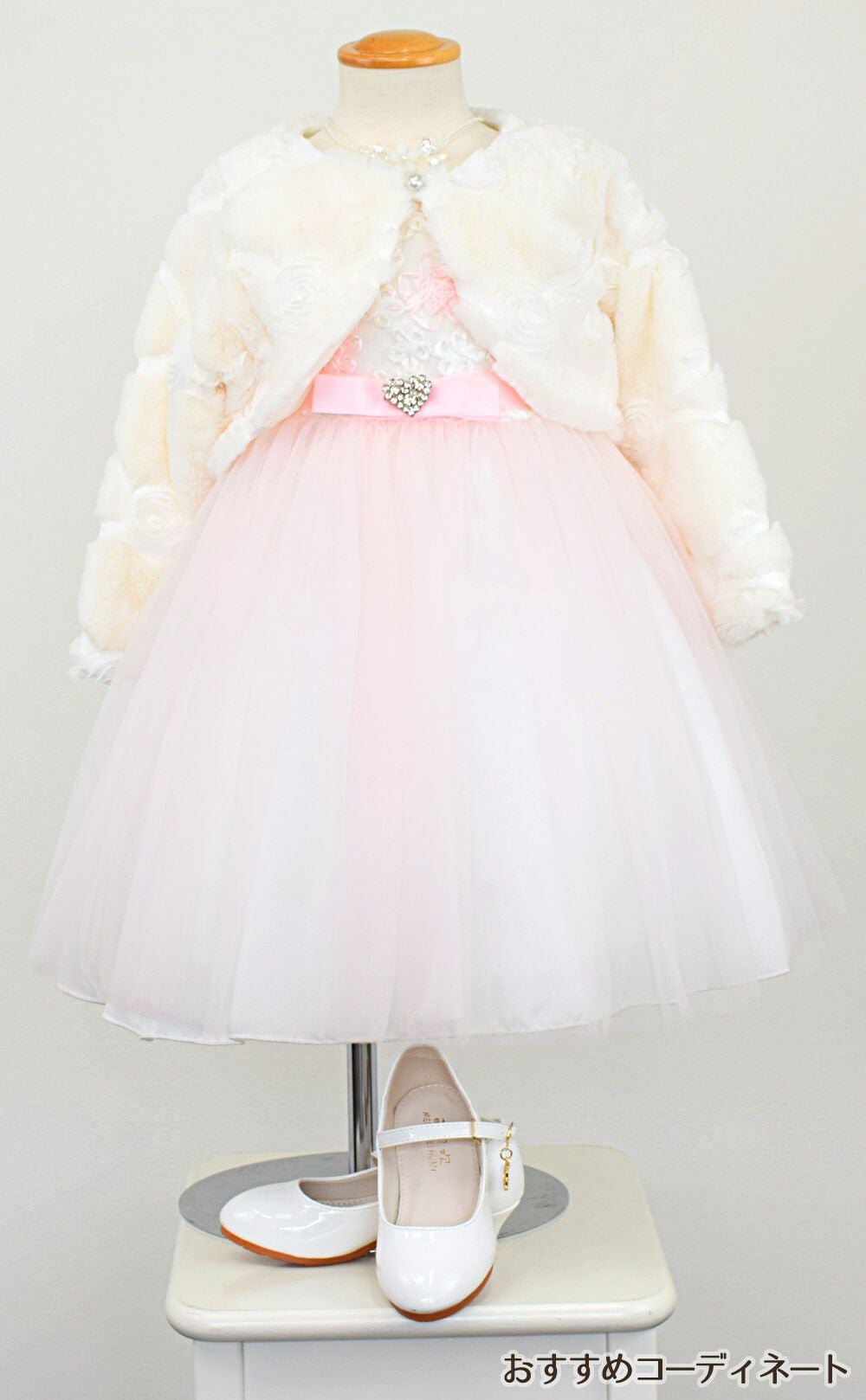 ピアノ発表会や結婚式にぴったりのピンクカラーの女の子用キッズドレス。シンプルで美しいシルエットが魅力のAngel's Closetの子供ドレス レンタル商品（【レンタル】フローラルサテンリボン刺繍イリュージョン子供ドレス(KD365)ピンク）｜画像11