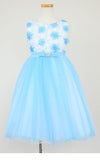 ピアノ発表会や結婚式にぴったりのカラーの女の子用キッズドレス。シンプルで美しいシルエットが魅力のAngel's Closetの子供ドレス レンタル商品（【レンタル】フローラルサテンリボン刺繍イリュージョン子供ドレス(KD365)アクア）｜画像3