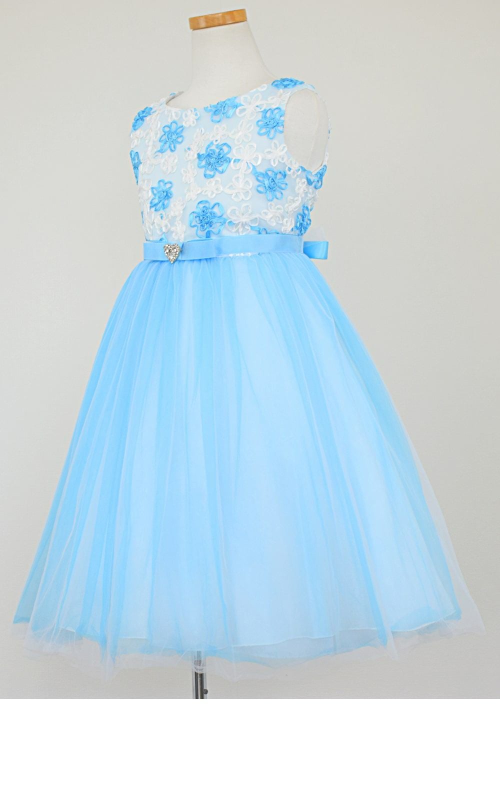 ピアノ発表会や結婚式にぴったりのカラーの女の子用キッズドレス。シンプルで美しいシルエットが魅力のAngel's Closetの子供ドレス レンタル商品（【レンタル】フローラルサテンリボン刺繍イリュージョン子供ドレス(KD365)アクア）｜画像4