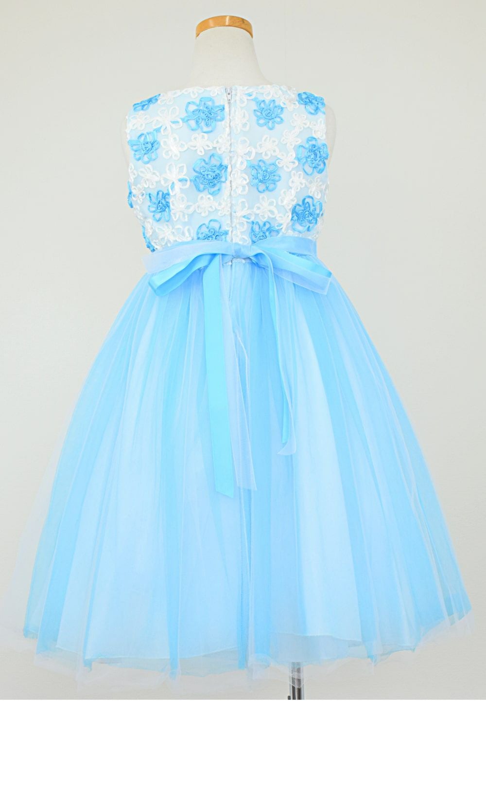 ピアノ発表会や結婚式にぴったりのカラーの女の子用キッズドレス。シンプルで美しいシルエットが魅力のAngel's Closetの子供ドレス レンタル商品（【レンタル】フローラルサテンリボン刺繍イリュージョン子供ドレス(KD365)アクア）｜画像5