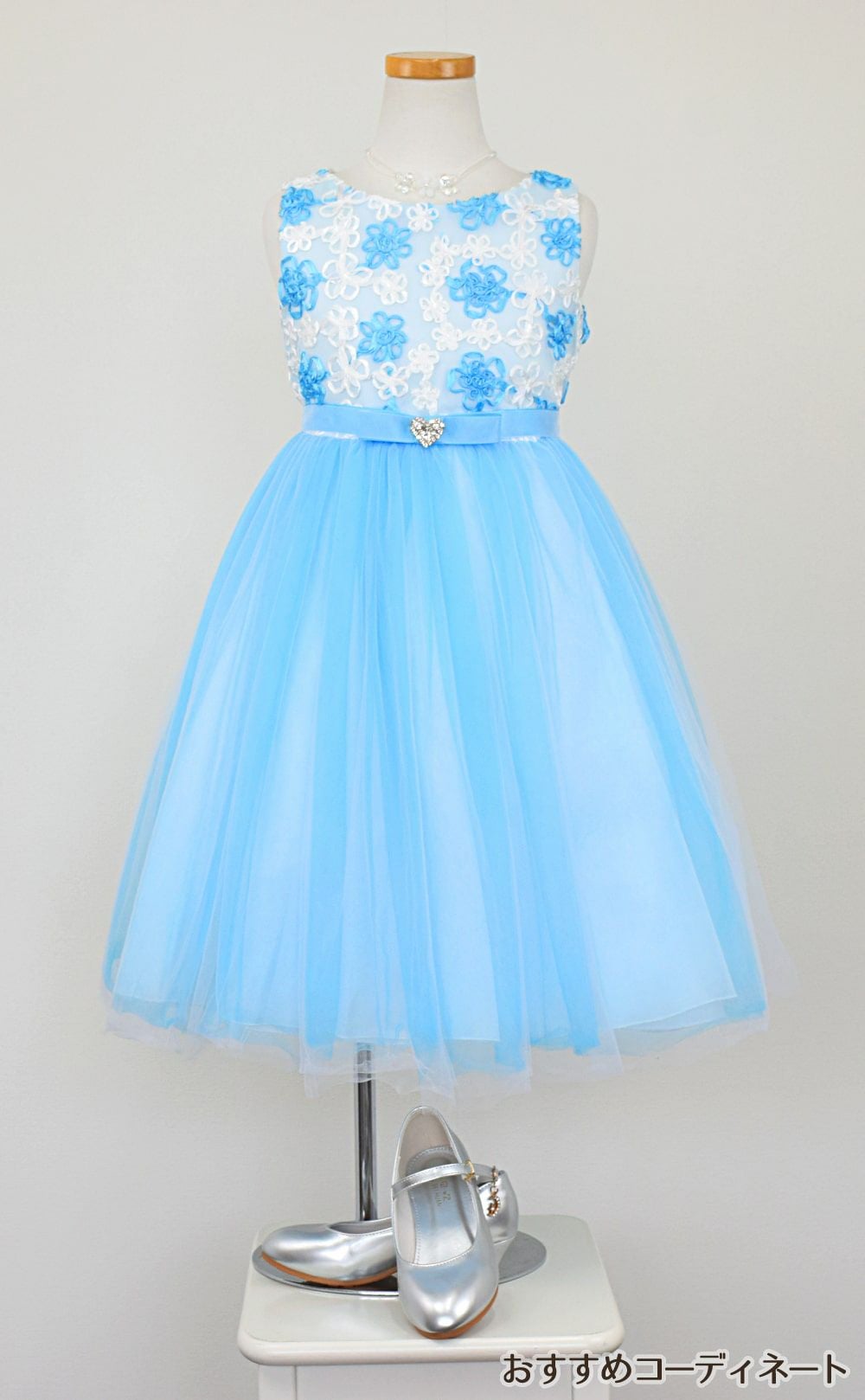 ピアノ発表会や結婚式にぴったりのカラーの女の子用キッズドレス。シンプルで美しいシルエットが魅力のAngel's Closetの子供ドレス レンタル商品（【レンタル】フローラルサテンリボン刺繍イリュージョン子供ドレス(KD365)アクア）｜画像8