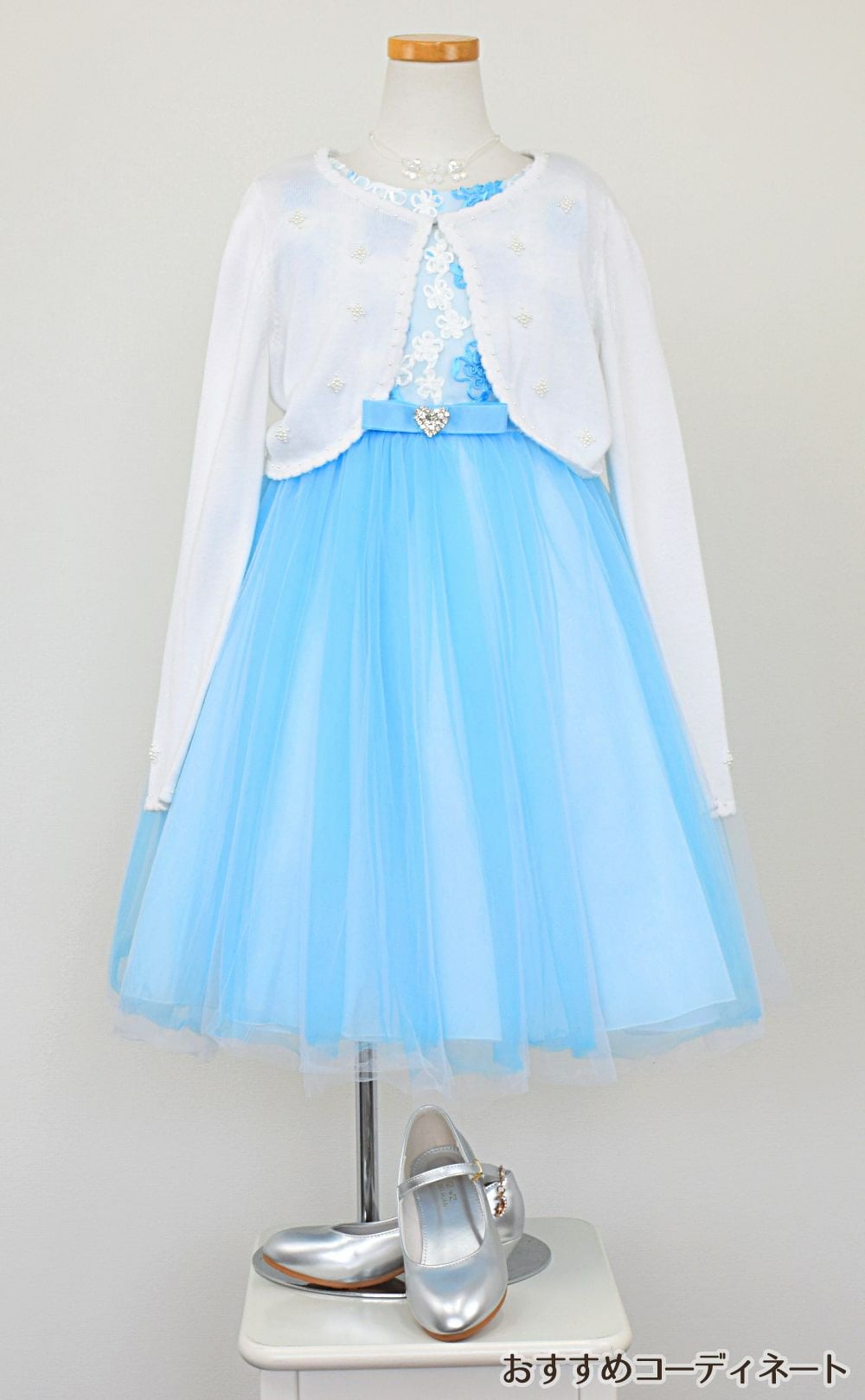 ピアノ発表会や結婚式にぴったりのカラーの女の子用キッズドレス。シンプルで美しいシルエットが魅力のAngel's Closetの子供ドレス レンタル商品（【レンタル】フローラルサテンリボン刺繍イリュージョン子供ドレス(KD365)アクア）｜画像10