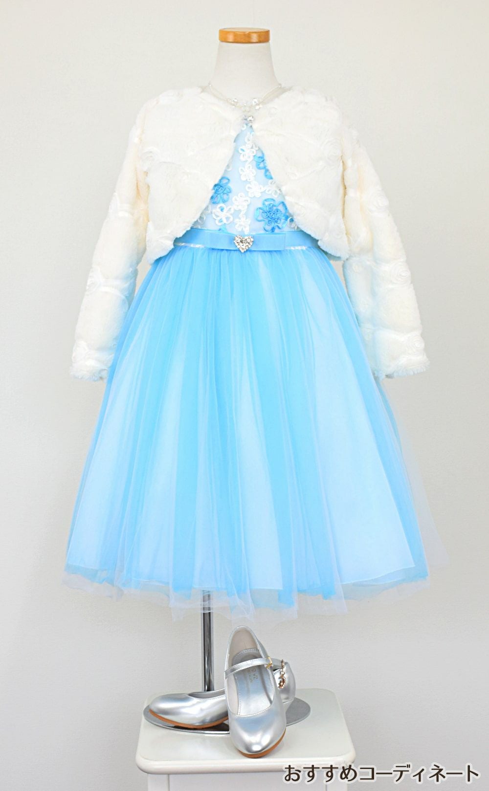 ピアノ発表会や結婚式にぴったりのカラーの女の子用キッズドレス。シンプルで美しいシルエットが魅力のAngel's Closetの子供ドレス レンタル商品（【レンタル】フローラルサテンリボン刺繍イリュージョン子供ドレス(KD365)アクア）｜画像11