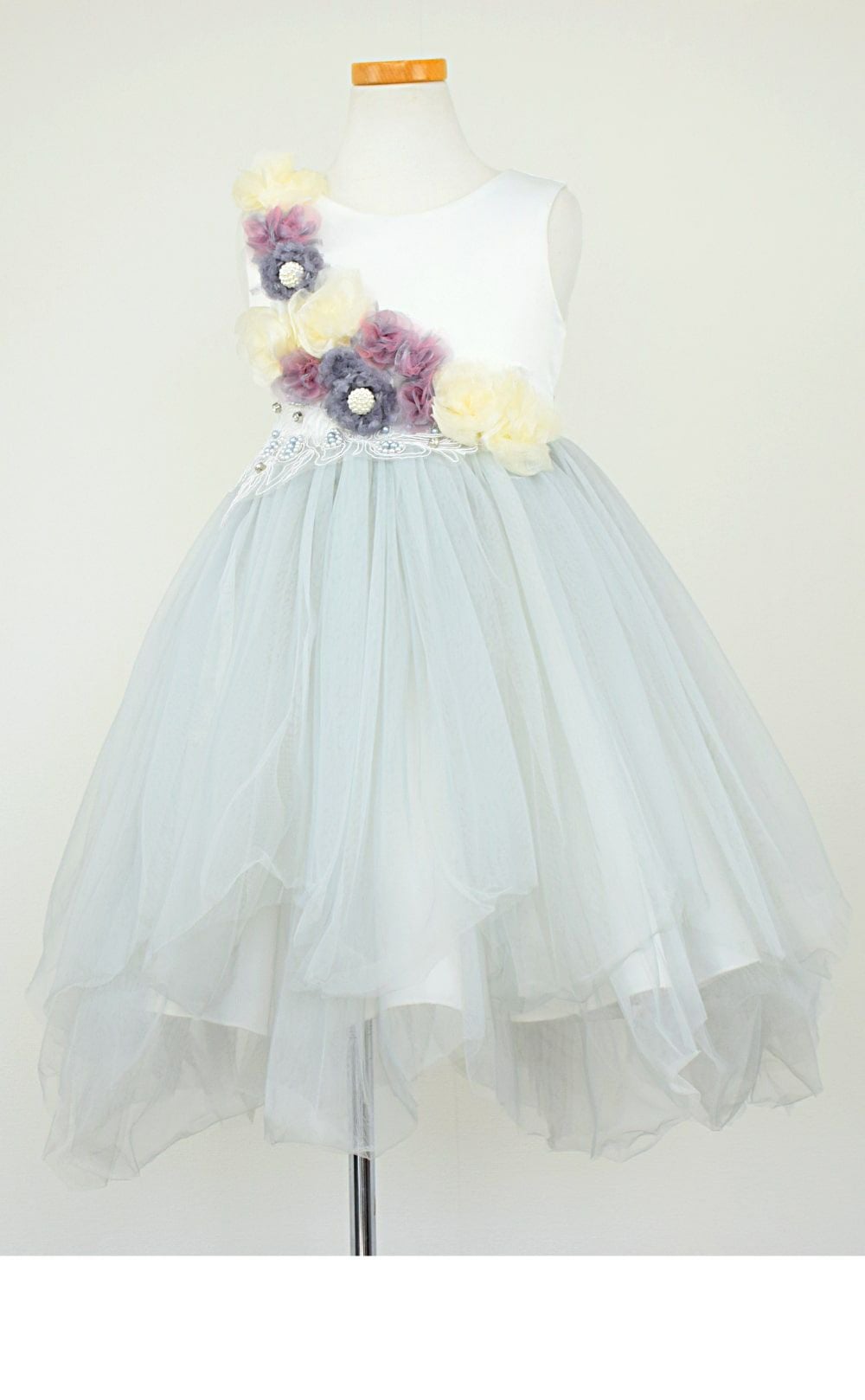 ピアノ発表会や結婚式にぴったりのブルーカラーの女の子用キッズドレス。シンプルで美しいシルエットが魅力のAngel's Closetの子供ドレス レンタル商品（【レンタル】フラワーモニュメント＆レイヤードチュール子供ドレス(YP082)ペールブルー）｜画像3