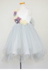 ピアノ発表会や結婚式にぴったりのブルーカラーの女の子用キッズドレス。シンプルで美しいシルエットが魅力のAngel's Closetの子供ドレス レンタル商品（【レンタル】フラワーモニュメント＆レイヤードチュール子供ドレス(YP082)ペールブルー）｜画像4