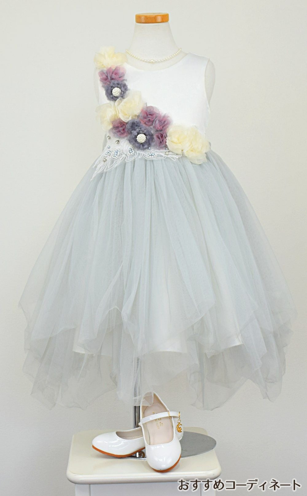 ピアノ発表会や結婚式にぴったりのブルーカラーの女の子用キッズドレス。シンプルで美しいシルエットが魅力のAngel's Closetの子供ドレス レンタル商品（【レンタル】フラワーモニュメント＆レイヤードチュール子供ドレス(YP082)ペールブルー）｜画像8