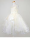ピアノ発表会や結婚式にぴったりのホワイトカラーの女の子用キッズドレス。シンプルで美しいシルエットが魅力のAngel's Closetの子供ドレス レンタル商品（【レンタル】フラワー刺繍＆ウェーブチュールロング子供ドレス(YP135)オフホワイト）｜画像4