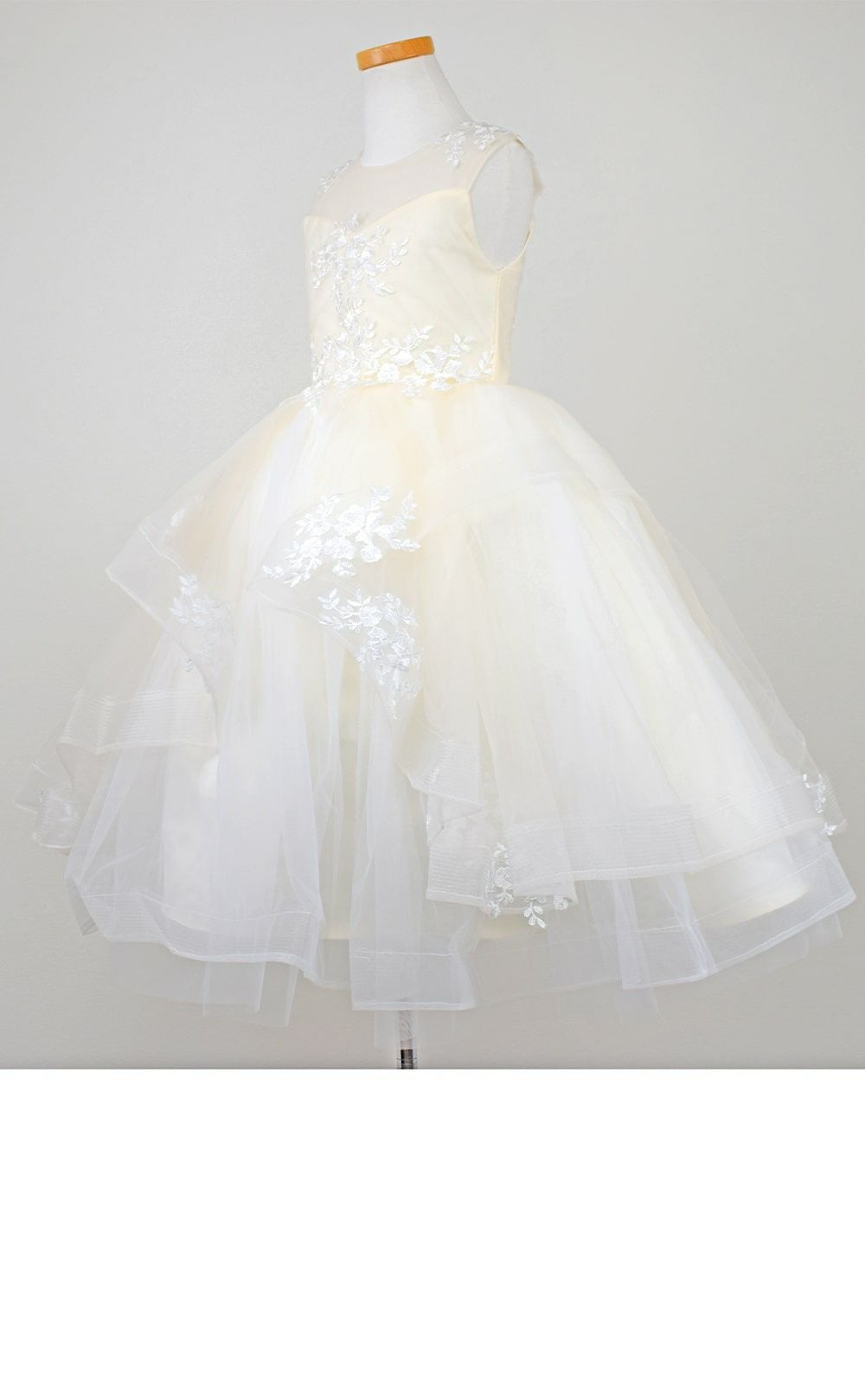 ピアノ発表会や結婚式にぴったりのホワイトカラーの女の子用キッズドレス。シンプルで美しいシルエットが魅力のAngel's Closetの子供ドレス レンタル商品（【レンタル】フラワー刺繍＆ウェーブチュールロング子供ドレス(YP135)オフホワイト）｜画像4