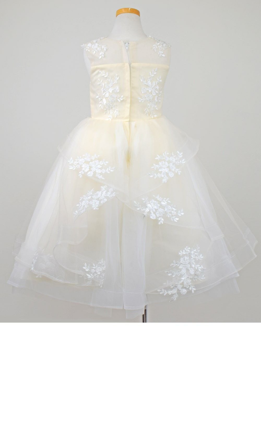 ピアノ発表会や結婚式にぴったりのホワイトカラーの女の子用キッズドレス。シンプルで美しいシルエットが魅力のAngel's Closetの子供ドレス レンタル商品（【レンタル】フラワー刺繍＆ウェーブチュールロング子供ドレス(YP135)オフホワイト）｜画像5