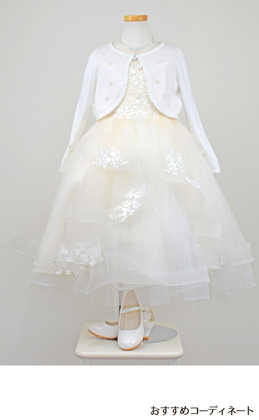 ピアノ発表会や結婚式にぴったりのホワイトカラーの女の子用キッズドレス。シンプルで美しいシルエットが魅力のAngel's Closetの子供ドレス レンタル商品（【レンタル】フラワー刺繍＆ウェーブチュールロング子供ドレス(YP135)オフホワイト）｜画像10