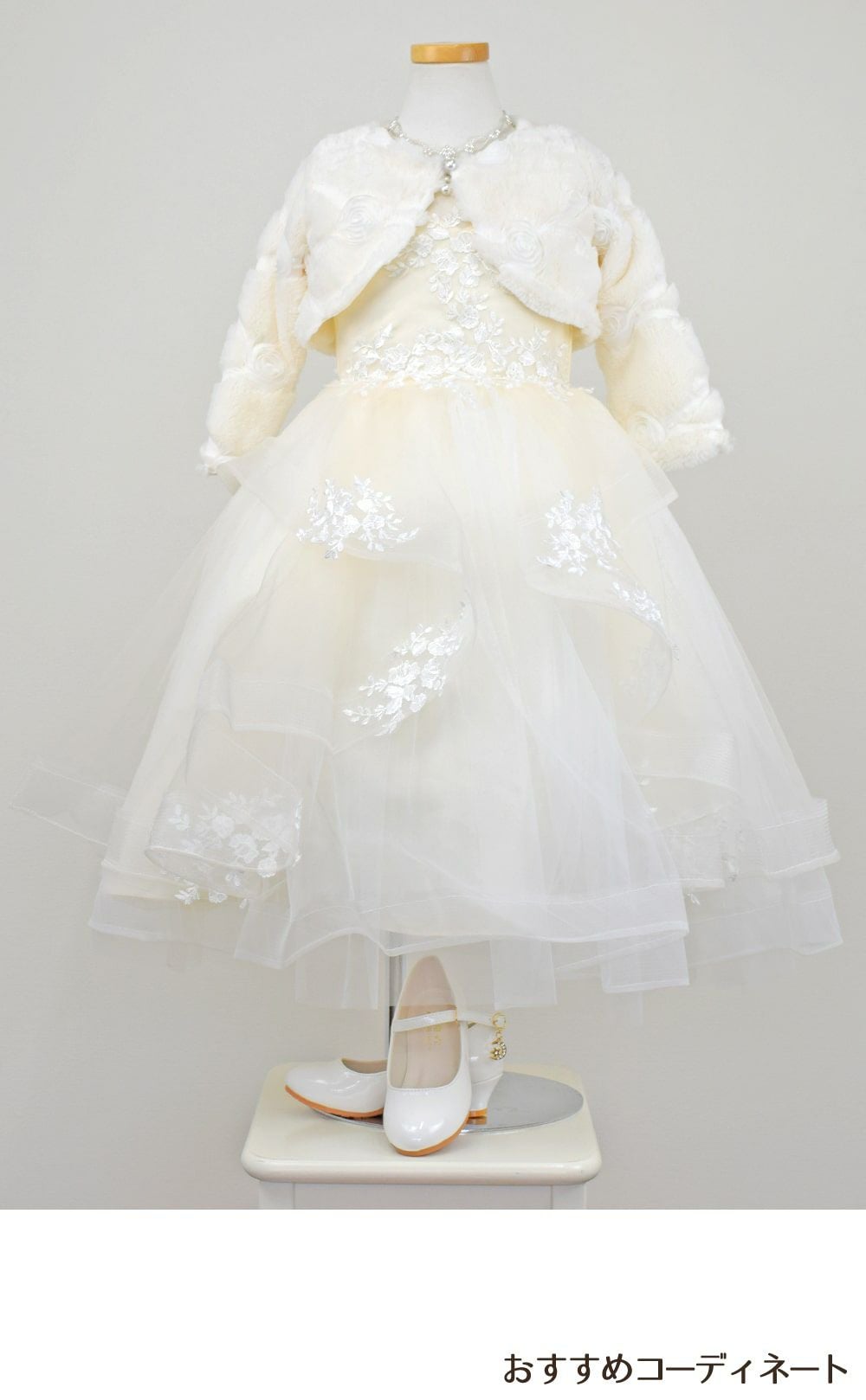 ピアノ発表会や結婚式にぴったりのホワイトカラーの女の子用キッズドレス。シンプルで美しいシルエットが魅力のAngel's Closetの子供ドレス レンタル商品（【レンタル】フラワー刺繍＆ウェーブチュールロング子供ドレス(YP135)オフホワイト）｜画像11