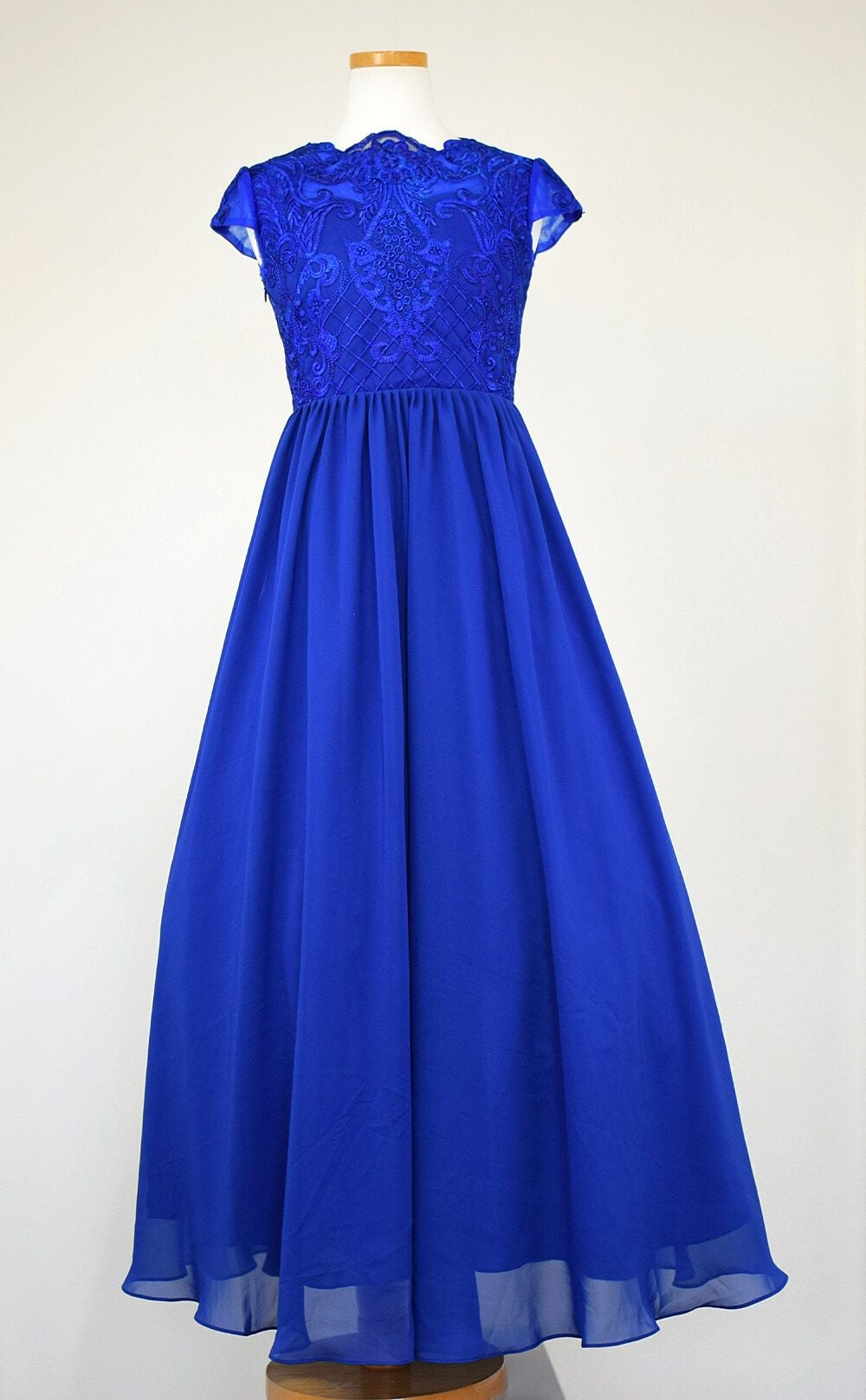 ピアノ発表会や結婚式にぴったりのブルーカラーの女の子用キッズドレス。シンプルで美しいシルエットが魅力のAngel's Closetの子供ドレス レンタル商品（【レンタル】イリュージョンネックレース＆キャップスリーブシフォンロング子供ドレス(YP158)ロイヤルブルー）｜画像3