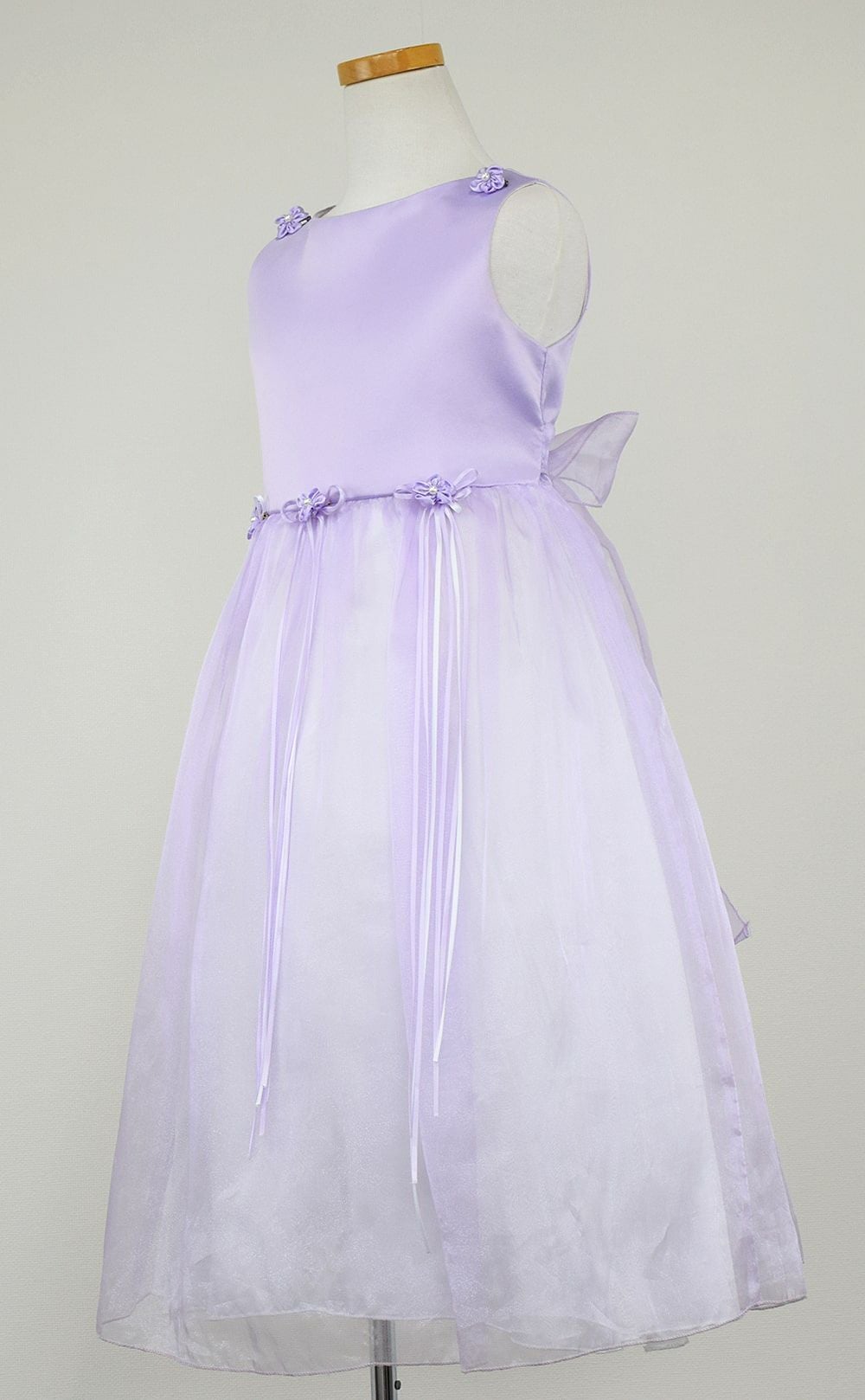 ピアノ発表会や結婚式にぴったりのライラックカラーの女の子用キッズドレス。シンプルで美しいシルエットが魅力のAngel's Closetの子供ドレス レンタル商品（【レンタル】サテン＆シャイニーオーガンジー子供ドレスサニー(KD149)ライラック）｜画像4
