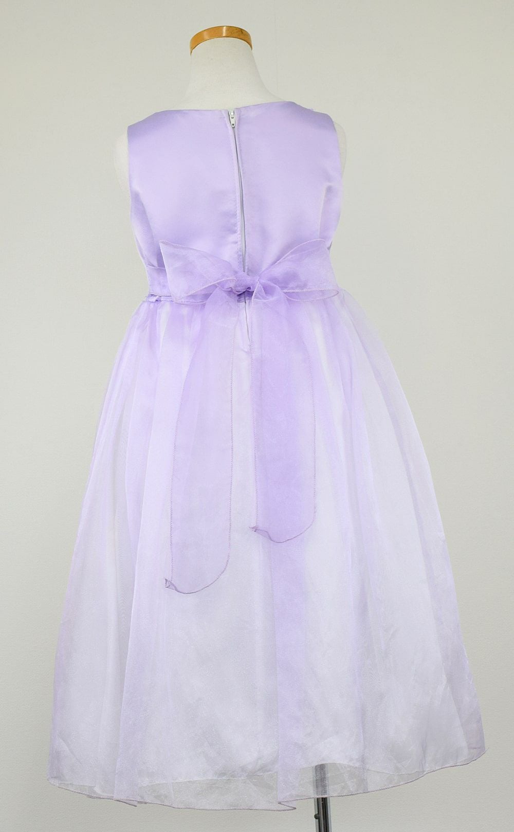 ピアノ発表会や結婚式にぴったりのライラックカラーの女の子用キッズドレス。シンプルで美しいシルエットが魅力のAngel's Closetの子供ドレス レンタル商品（【レンタル】サテン＆シャイニーオーガンジー子供ドレスサニー(KD149)ライラック）｜画像5