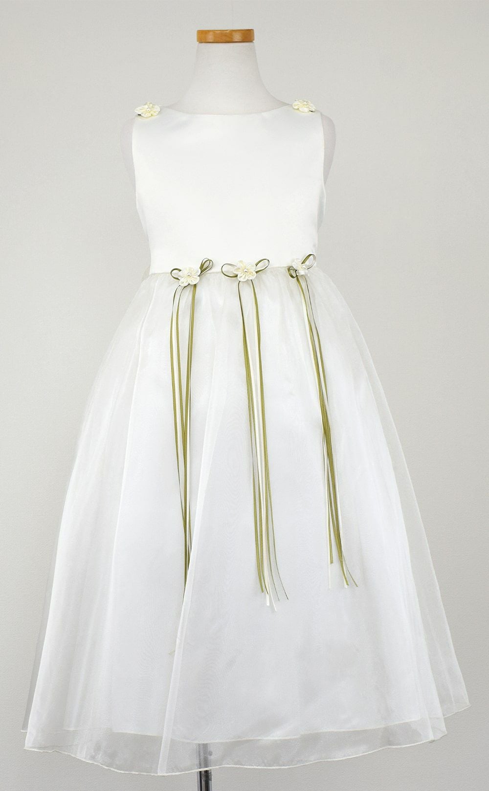 ピアノ発表会や結婚式にぴったりのホワイトカラーの女の子用キッズドレス。シンプルで美しいシルエットが魅力のAngel's Closetの子供ドレス レンタル商品（【レンタル】サテン＆シャイニーオーガンジー子供ドレスサニー(KD149)オフホワイト）｜画像3