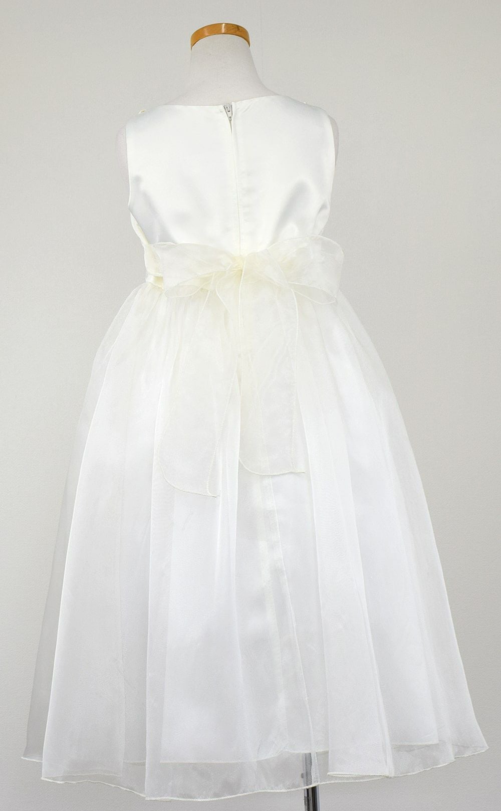 ピアノ発表会や結婚式にぴったりのホワイトカラーの女の子用キッズドレス。シンプルで美しいシルエットが魅力のAngel's Closetの子供ドレス レンタル商品（【レンタル】サテン＆シャイニーオーガンジー子供ドレスサニー(KD149)オフホワイト）｜画像5