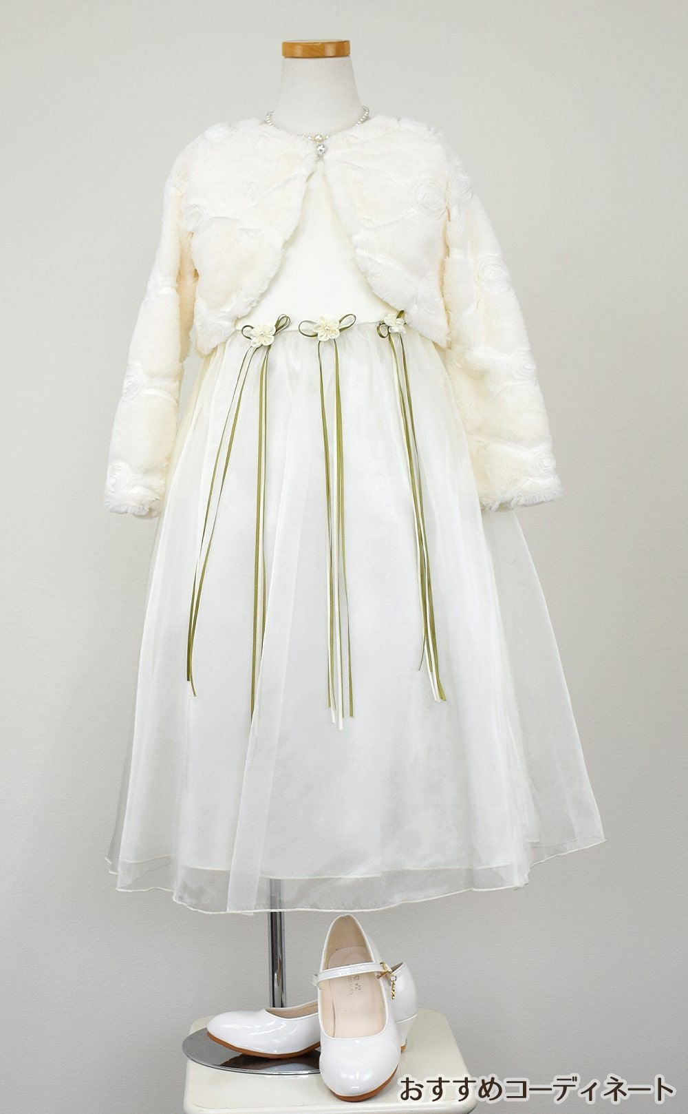 ピアノ発表会や結婚式にぴったりのホワイトカラーの女の子用キッズドレス。シンプルで美しいシルエットが魅力のAngel's Closetの子供ドレス レンタル商品（【レンタル】サテン＆シャイニーオーガンジー子供ドレスサニー(KD149)オフホワイト）｜画像11