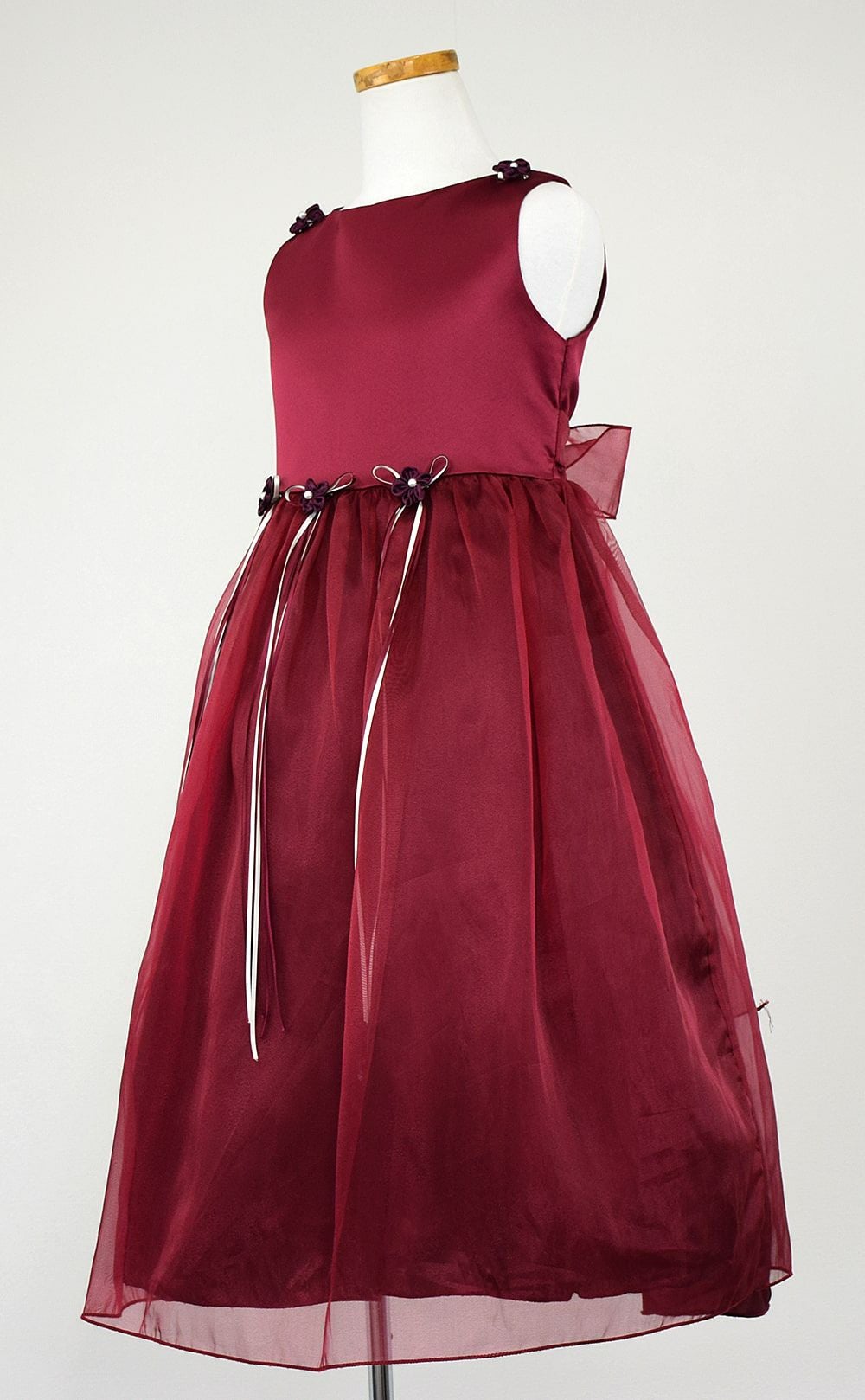 ピアノ発表会や結婚式にぴったりのカラーの女の子用キッズドレス。シンプルで美しいシルエットが魅力のAngel's Closetの子供ドレス レンタル商品（【レンタル】サテン＆シャイニーオーガンジー子供ドレスサニー(KD149)バーガンディー）｜画像4