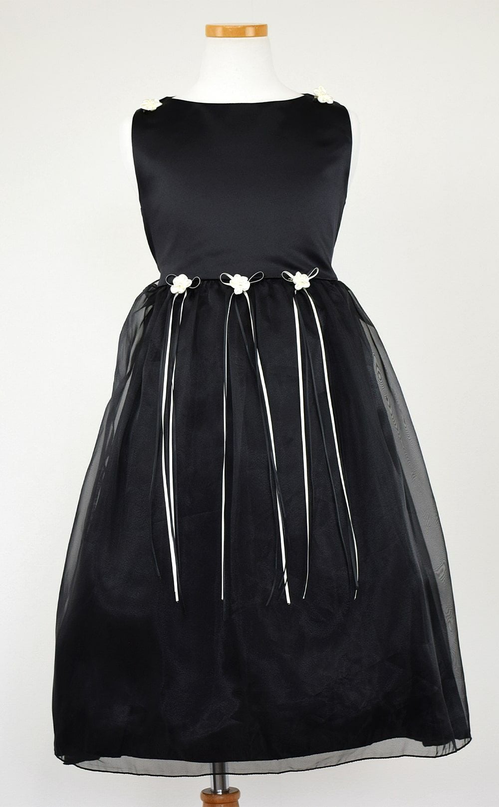 ピアノ発表会や結婚式にぴったりのブラックカラーの女の子用キッズドレス。シンプルで美しいシルエットが魅力のAngel's Closetの子供ドレス レンタル商品（【レンタル】サテン＆シャイニーオーガンジー子供ドレスサニー(KD149)ブラック）｜画像3