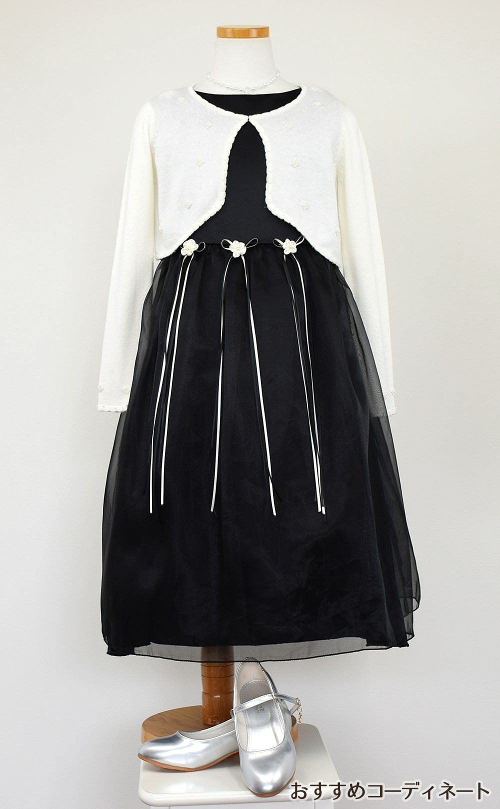 ピアノ発表会や結婚式にぴったりのブラックカラーの女の子用キッズドレス。シンプルで美しいシルエットが魅力のAngel's Closetの子供ドレス レンタル商品（【レンタル】サテン＆シャイニーオーガンジー子供ドレスサニー(KD149)ブラック）｜画像10