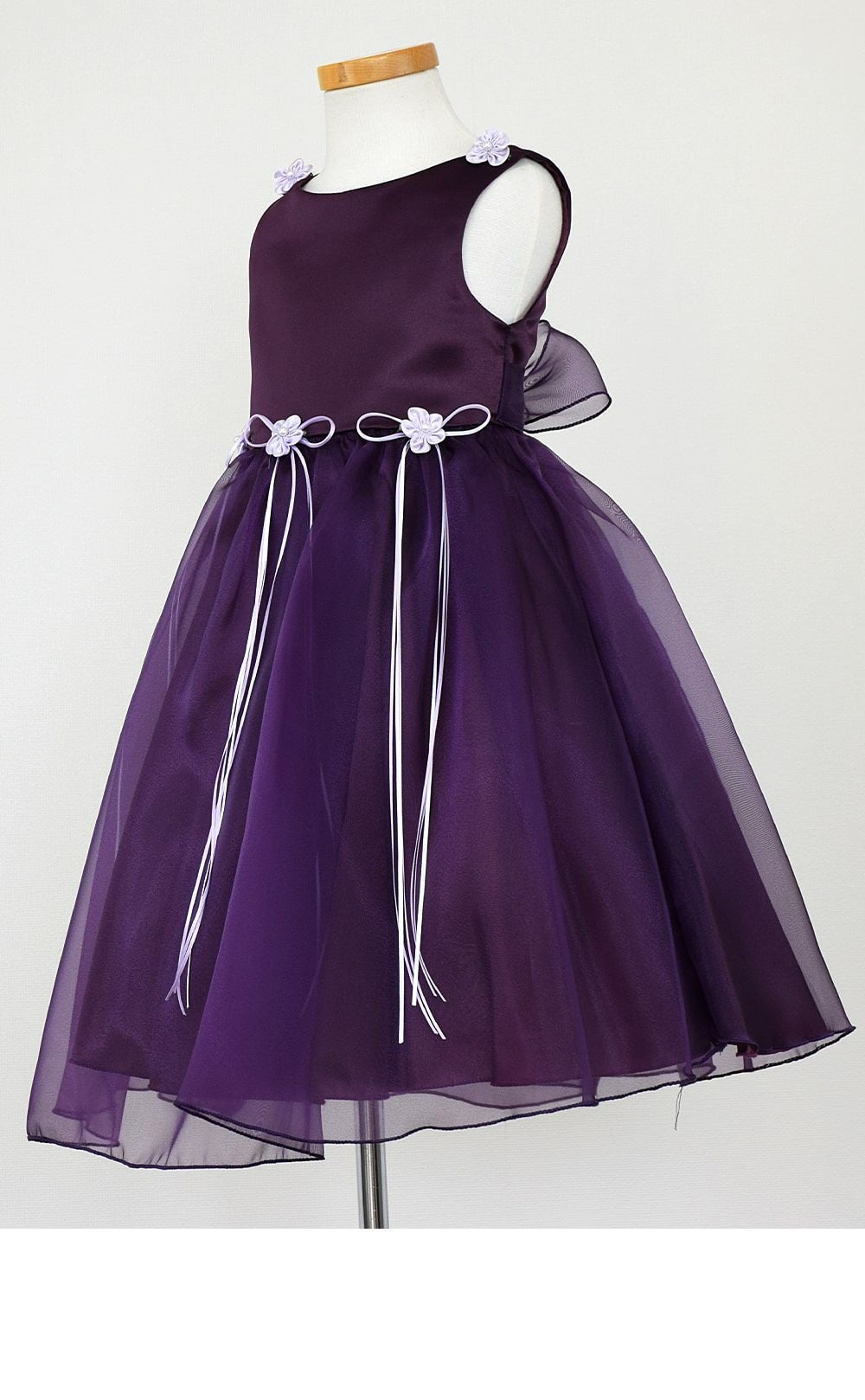 ピアノ発表会や結婚式にぴったりのカラーの女の子用キッズドレス。シンプルで美しいシルエットが魅力のAngel's Closetの子供ドレス レンタル商品（【レンタル】サテン＆シャイニーオーガンジー子供ドレスサニー(KD149)エッグプラント）｜画像4