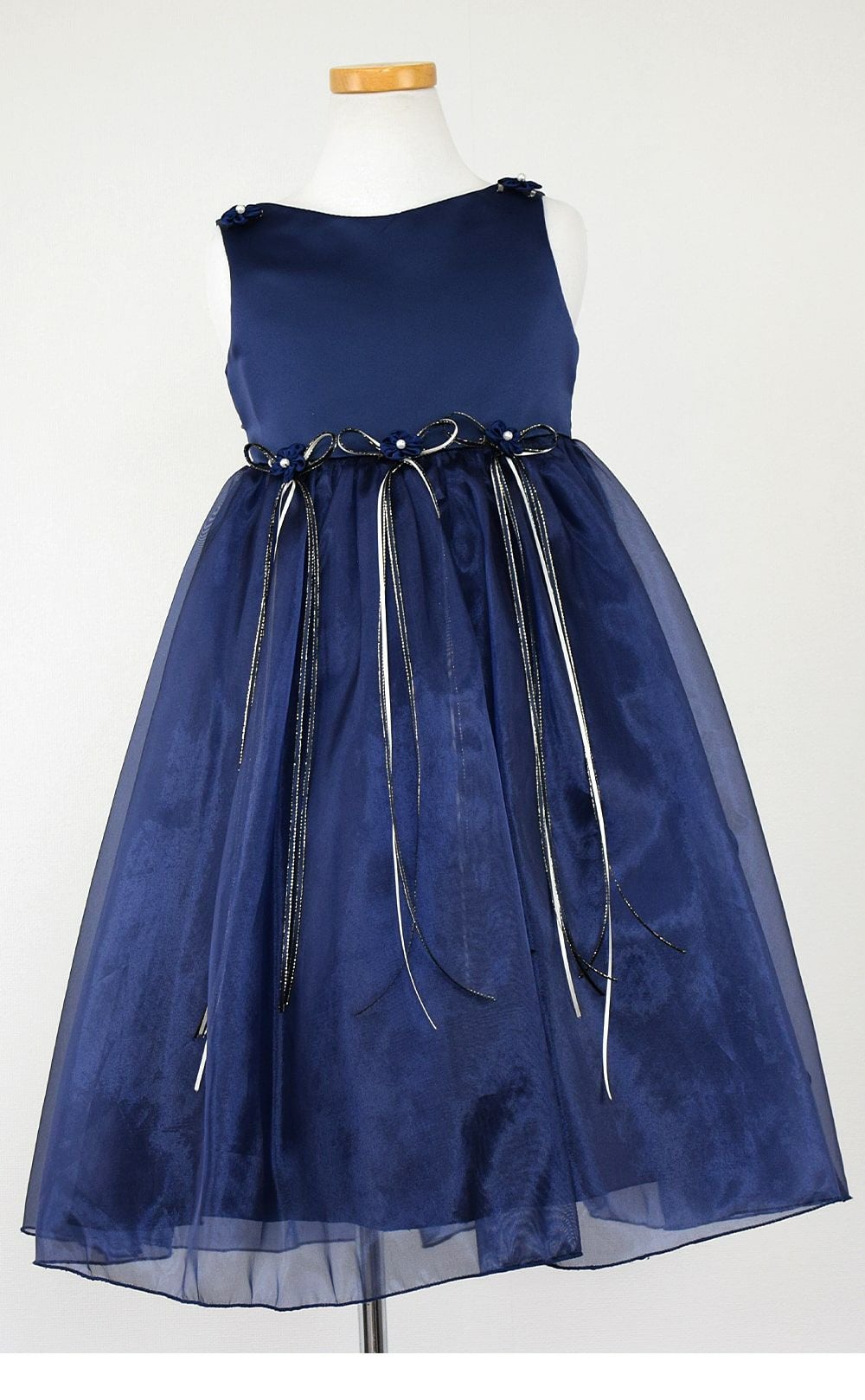 ピアノ発表会や結婚式にぴったりのネイビーカラーの女の子用キッズドレス。シンプルで美しいシルエットが魅力のAngel's Closetの子供ドレス レンタル商品（【レンタル】サテン＆シャイニーオーガンジー子供ドレスサニー(KD149)ネイビー）｜画像3