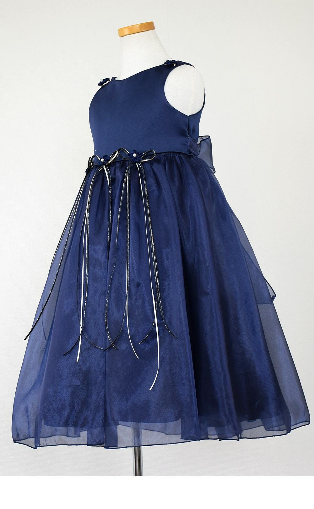 ピアノ発表会や結婚式にぴったりのネイビーカラーの女の子用キッズドレス。シンプルで美しいシルエットが魅力のAngel's Closetの子供ドレス レンタル商品（【レンタル】サテン＆シャイニーオーガンジー子供ドレスサニー(KD149)ネイビー）｜画像4
