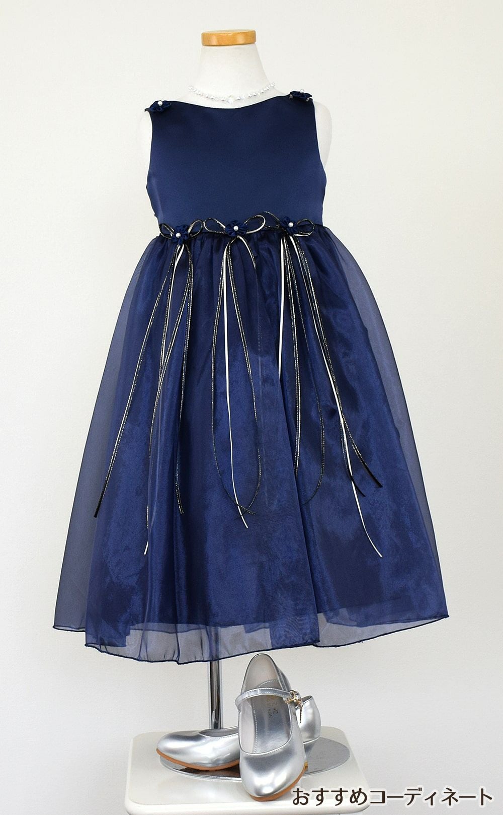 ピアノ発表会や結婚式にぴったりのネイビーカラーの女の子用キッズドレス。シンプルで美しいシルエットが魅力のAngel's Closetの子供ドレス レンタル商品（【レンタル】サテン＆シャイニーオーガンジー子供ドレスサニー(KD149)ネイビー）｜画像8