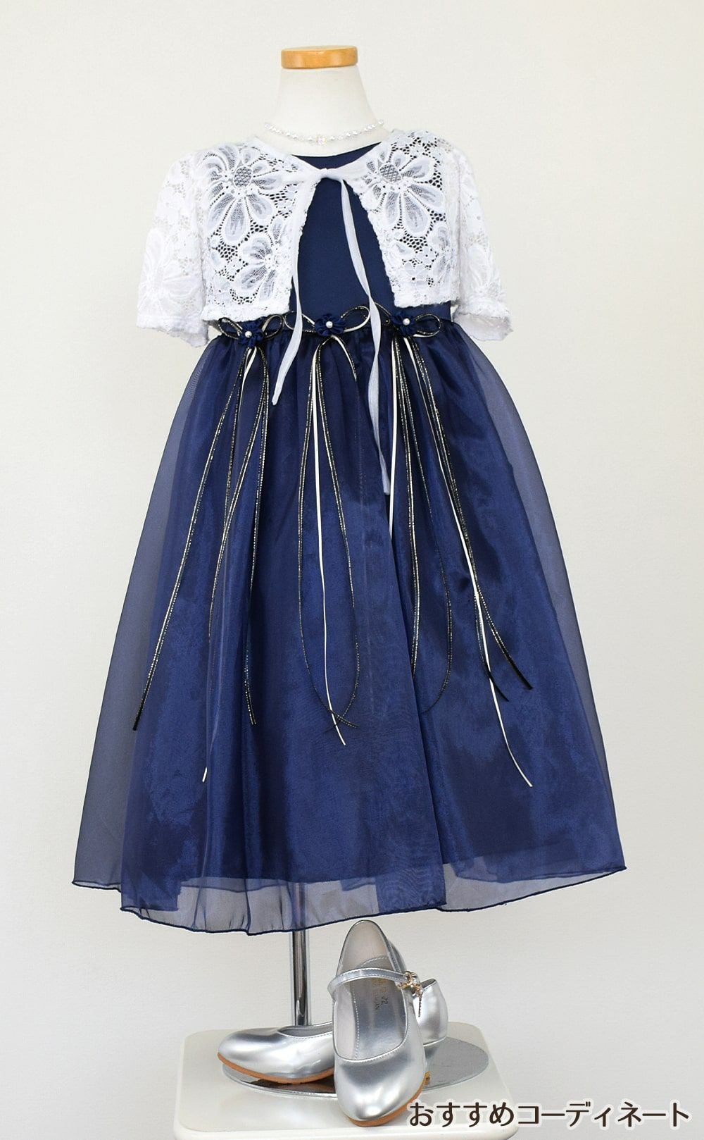 ピアノ発表会や結婚式にぴったりのネイビーカラーの女の子用キッズドレス。シンプルで美しいシルエットが魅力のAngel's Closetの子供ドレス レンタル商品（【レンタル】サテン＆シャイニーオーガンジー子供ドレスサニー(KD149)ネイビー）｜画像9