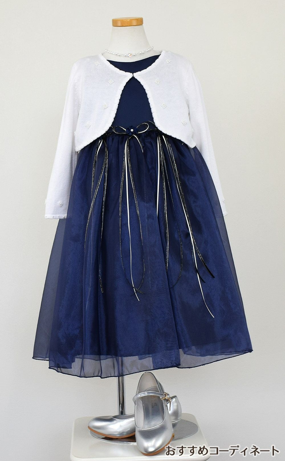 ピアノ発表会や結婚式にぴったりのネイビーカラーの女の子用キッズドレス。シンプルで美しいシルエットが魅力のAngel's Closetの子供ドレス レンタル商品（【レンタル】サテン＆シャイニーオーガンジー子供ドレスサニー(KD149)ネイビー）｜画像10