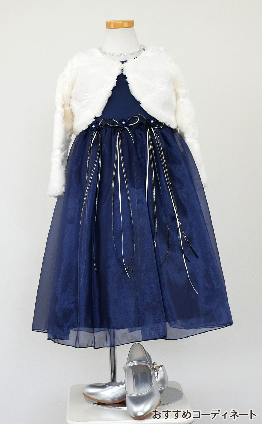 ピアノ発表会や結婚式にぴったりのネイビーカラーの女の子用キッズドレス。シンプルで美しいシルエットが魅力のAngel's Closetの子供ドレス レンタル商品（【レンタル】サテン＆シャイニーオーガンジー子供ドレスサニー(KD149)ネイビー）｜画像11