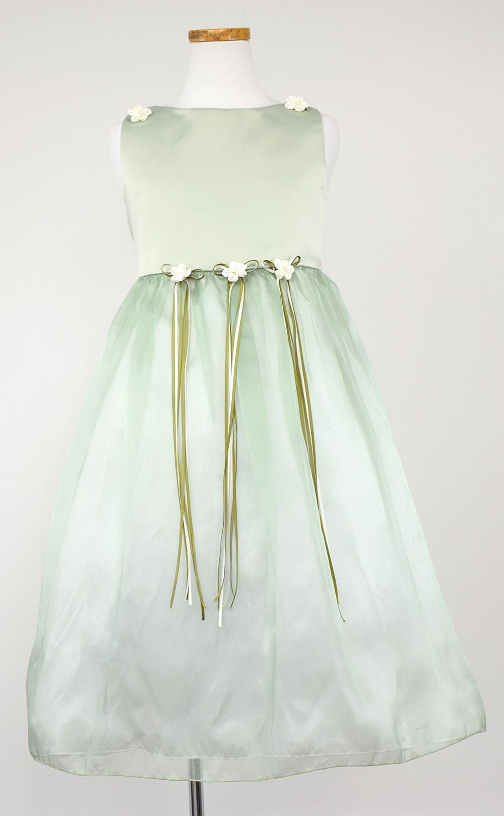 ピアノ発表会や結婚式にぴったりのカラーの女の子用キッズドレス。シンプルで美しいシルエットが魅力のAngel's Closetの子供ドレス レンタル商品（【レンタル】サテン＆シャイニーオーガンジー子供ドレスサニー(KD149)セージ）｜画像3