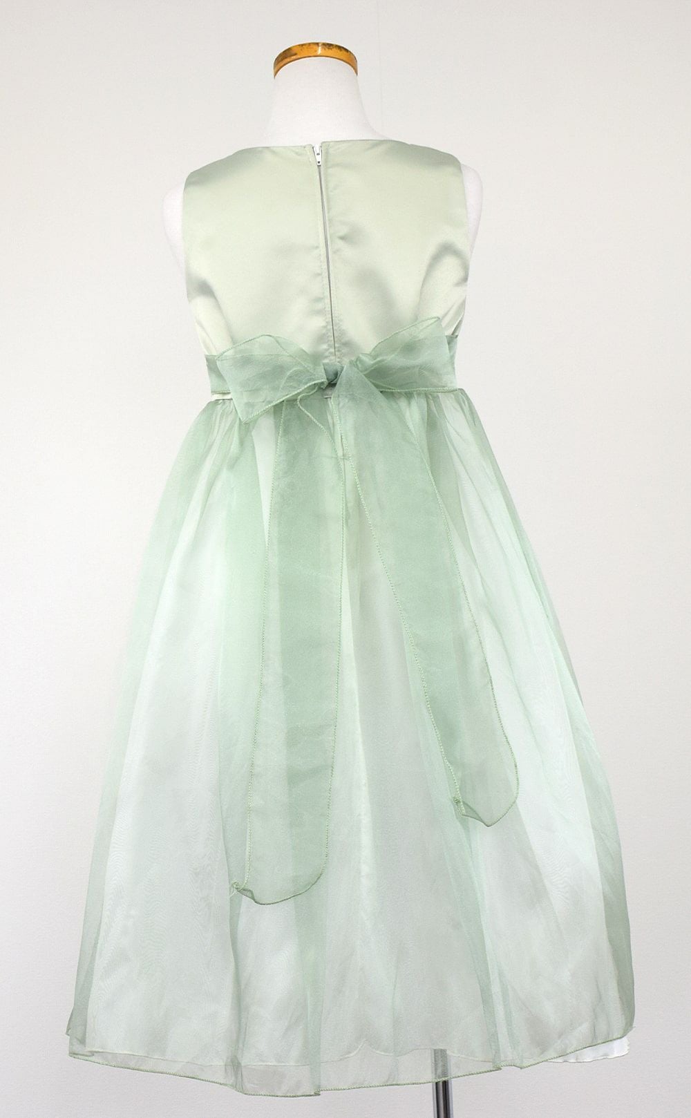 ピアノ発表会や結婚式にぴったりのカラーの女の子用キッズドレス。シンプルで美しいシルエットが魅力のAngel's Closetの子供ドレス レンタル商品（【レンタル】サテン＆シャイニーオーガンジー子供ドレスサニー(KD149)セージ）｜画像5