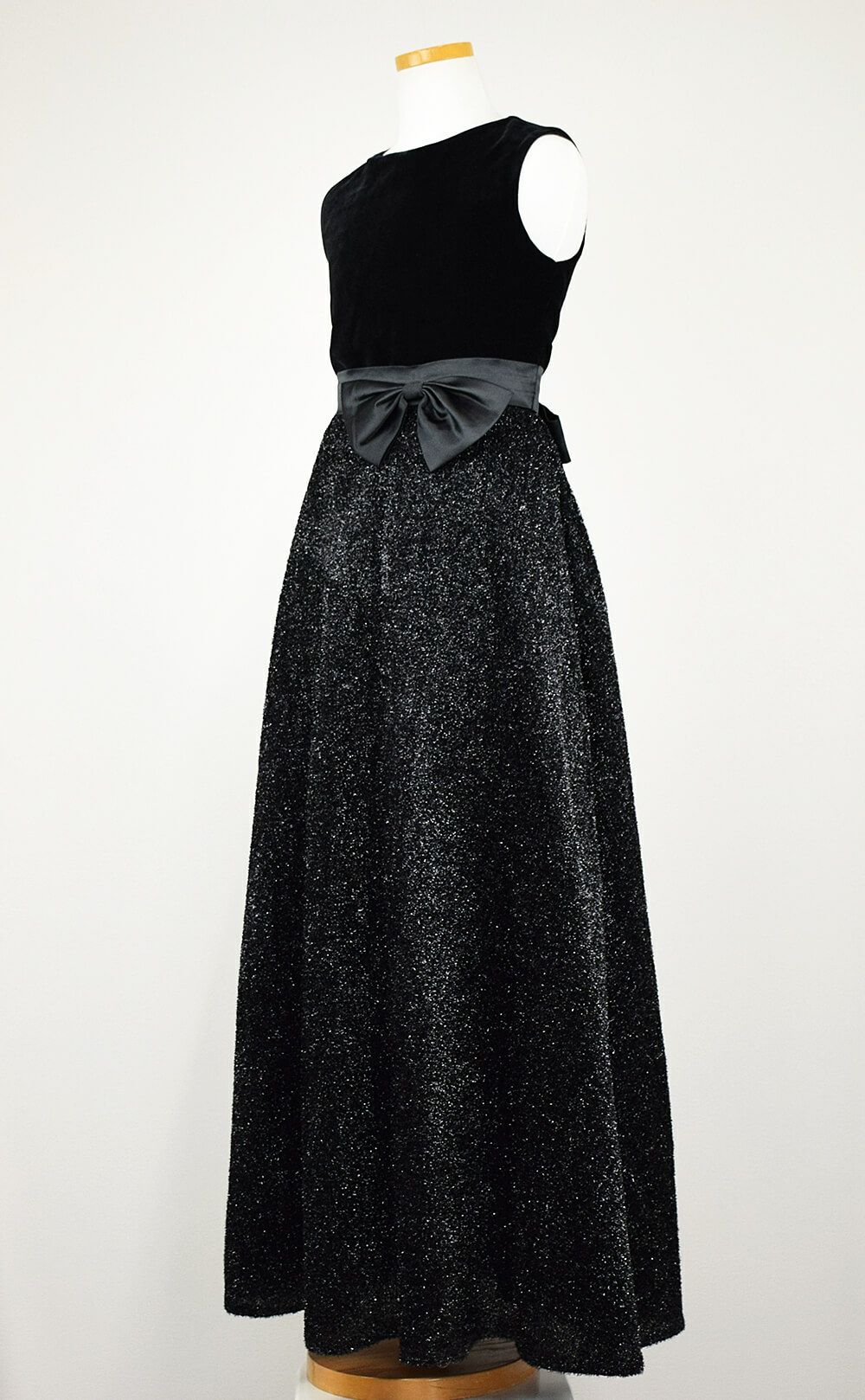 ピアノ発表会や結婚式にぴったりのブラックカラーの女の子用キッズドレス。シンプルで美しいシルエットが魅力のAngel's Closetの子供ドレス レンタル商品（【レンタル】ブラックベルベット＆煌めくＡラインロングドレス※コルセットバックリボン結び型(YP157B)ブラック）｜画像4