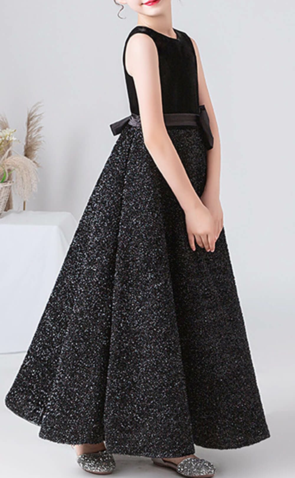 ピアノ発表会や結婚式にぴったりのブラックカラーの女の子用キッズドレス。シンプルで美しいシルエットが魅力のAngel's Closetの子供ドレス レンタル商品（【レンタル】ブラックベルベット＆煌めくＡラインロングドレス※コルセットバックリボン結び型(YP157B)ブラック）｜画像15