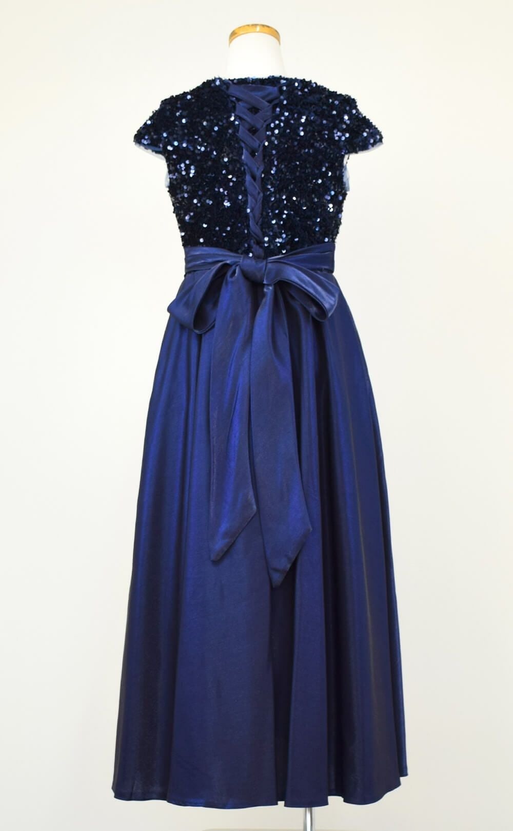 ピアノ発表会や結婚式にぴったりのネイビーカラーの女の子用キッズドレス。シンプルで美しいシルエットが魅力のAngel's Closetの子供ドレス レンタル商品（【レンタル】スパンコール＆サテンロングドレス※コルセットバックリボン結び型(YP136C)ネイビー）｜画像5