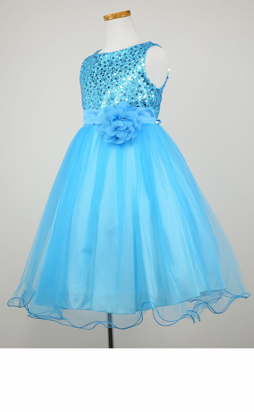 ピアノ発表会や結婚式にぴったりのカラーの女の子用キッズドレス。シンプルで美しいシルエットが魅力のAngel's Closetの子供ドレス レンタル商品（【レンタル】スパンコール＆チュール子供ドレス(kd305)アクア）｜画像4