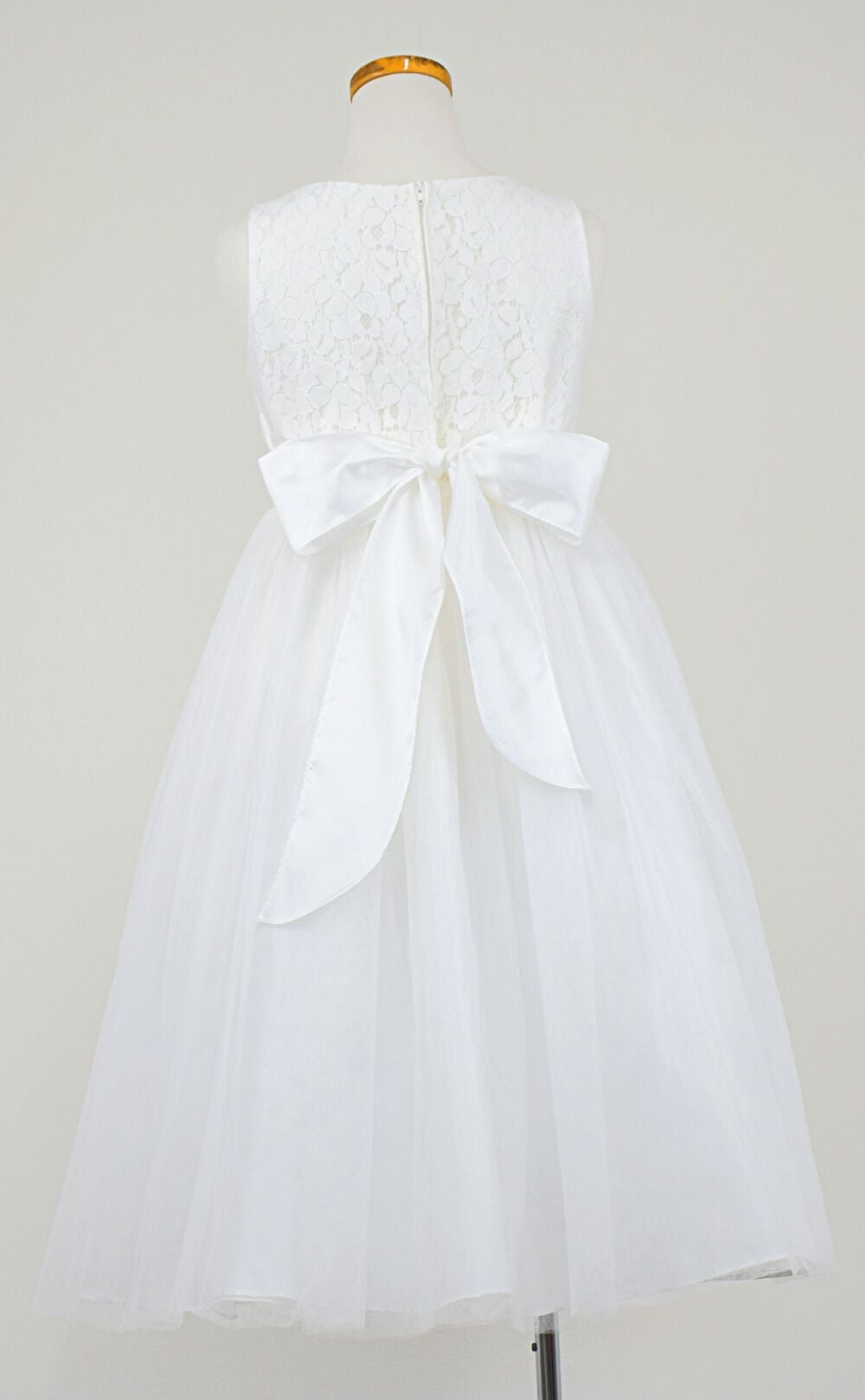 ピアノ発表会や結婚式にぴったりのホワイトカラーの女の子用キッズドレス。シンプルで美しいシルエットが魅力のAngel's Closetの子供ドレス レンタル商品（【レンタル】エレガントレース＆チュール子供ドレス(MBK346)オフホワイト）｜画像5