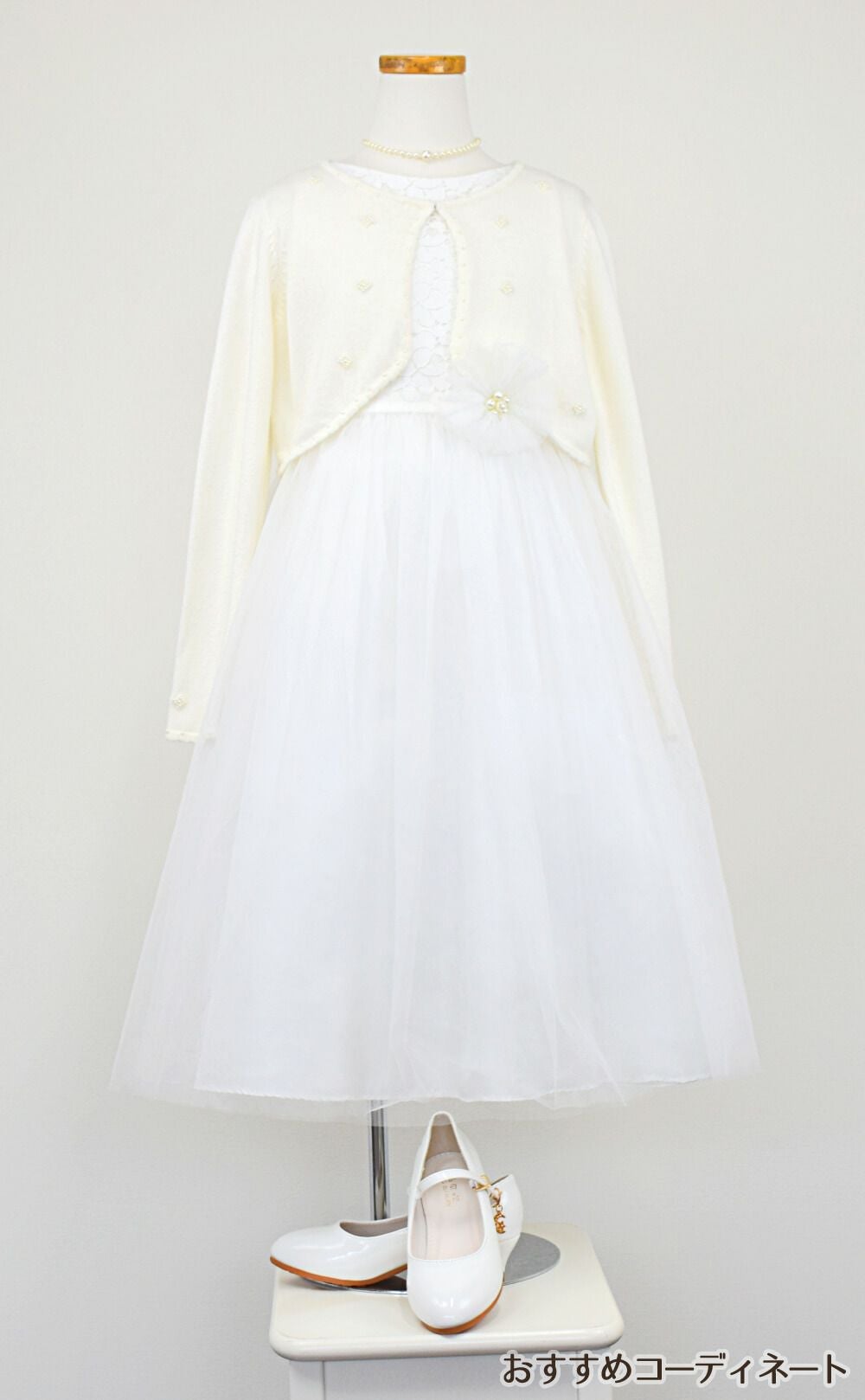 ピアノ発表会や結婚式にぴったりのホワイトカラーの女の子用キッズドレス。シンプルで美しいシルエットが魅力のAngel's Closetの子供ドレス レンタル商品（【レンタル】エレガントレース＆チュール子供ドレス(MBK346)オフホワイト）｜画像10