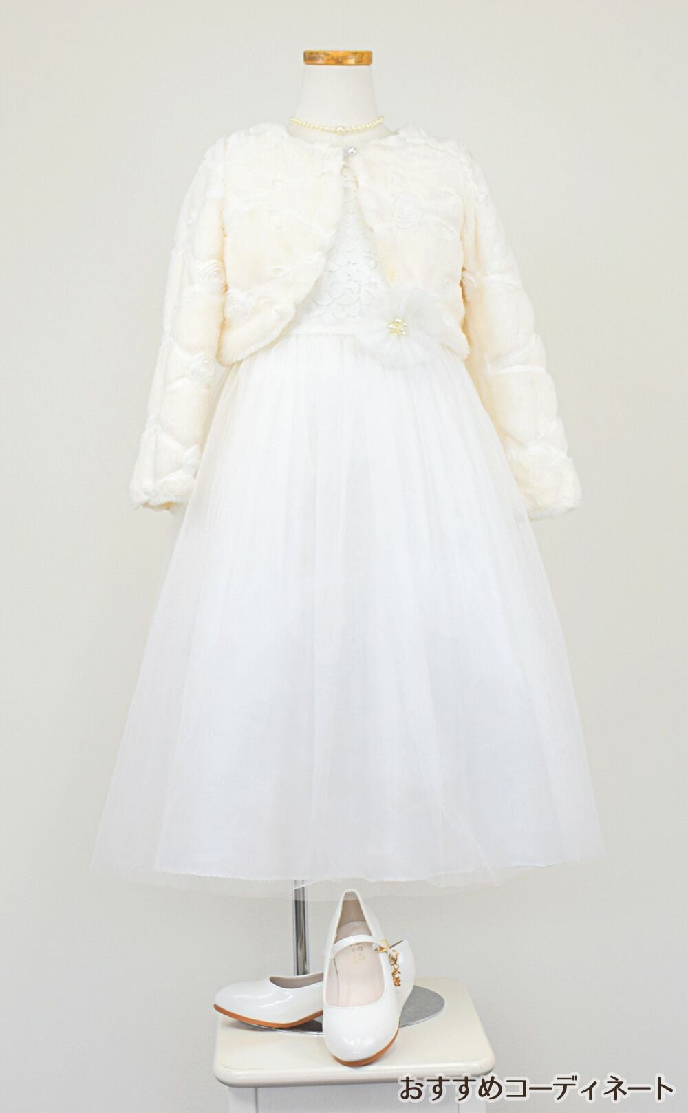 ピアノ発表会や結婚式にぴったりのホワイトカラーの女の子用キッズドレス。シンプルで美しいシルエットが魅力のAngel's Closetの子供ドレス レンタル商品（【レンタル】エレガントレース＆チュール子供ドレス(MBK346)オフホワイト）｜画像11