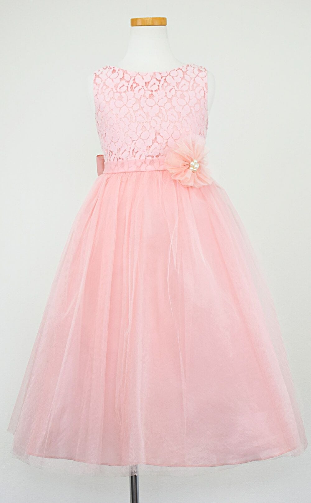 ピアノ発表会や結婚式にぴったりのカラーの女の子用キッズドレス。シンプルで美しいシルエットが魅力のAngel's Closetの子供ドレス レンタル商品（【レンタル】エレガントレース＆チュール子供ドレス(MBK346)ブラッシュ）｜画像3