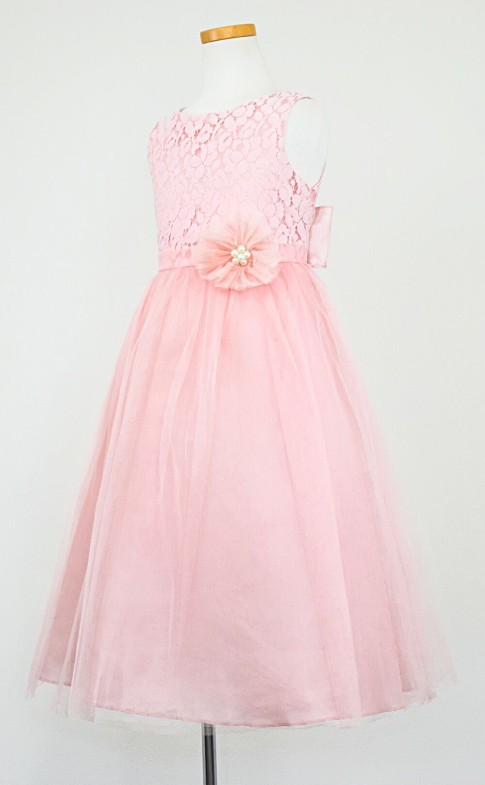 ピアノ発表会や結婚式にぴったりのカラーの女の子用キッズドレス。シンプルで美しいシルエットが魅力のAngel's Closetの子供ドレス レンタル商品（【レンタル】エレガントレース＆チュール子供ドレス(MBK346)ブラッシュ）｜画像4