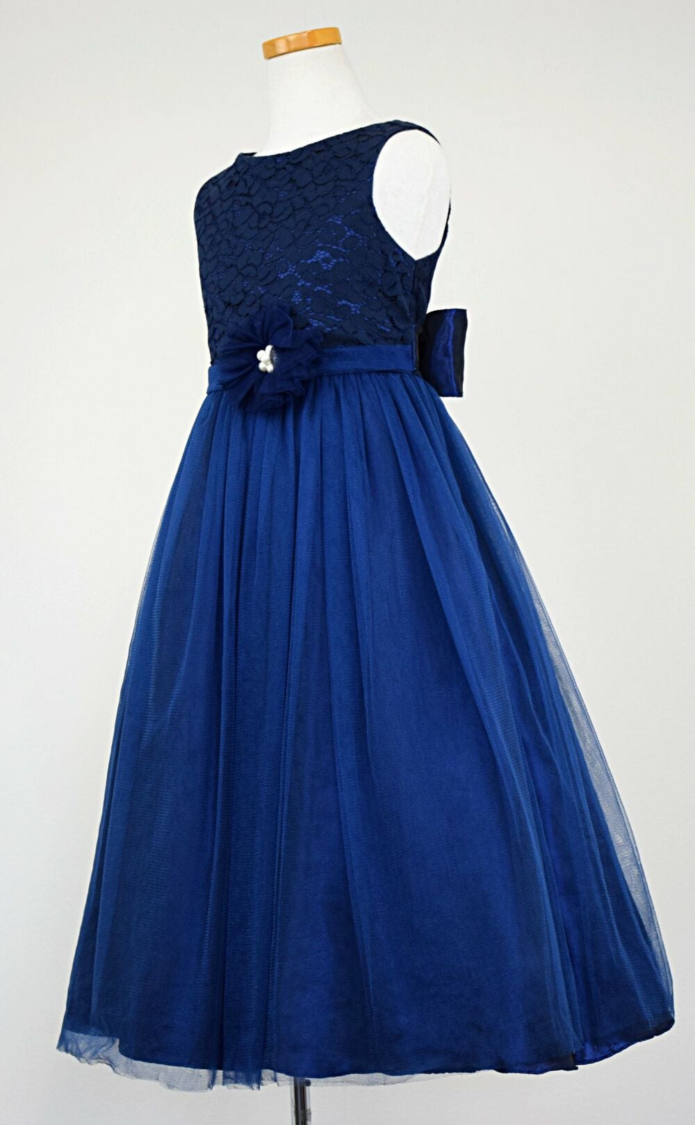 ピアノ発表会や結婚式にぴったりのネイビーカラーの女の子用キッズドレス。シンプルで美しいシルエットが魅力のAngel's Closetの子供ドレス レンタル商品（【レンタル】エレガントレース＆チュール子供ドレス(MBK346)ネイビー）｜画像4
