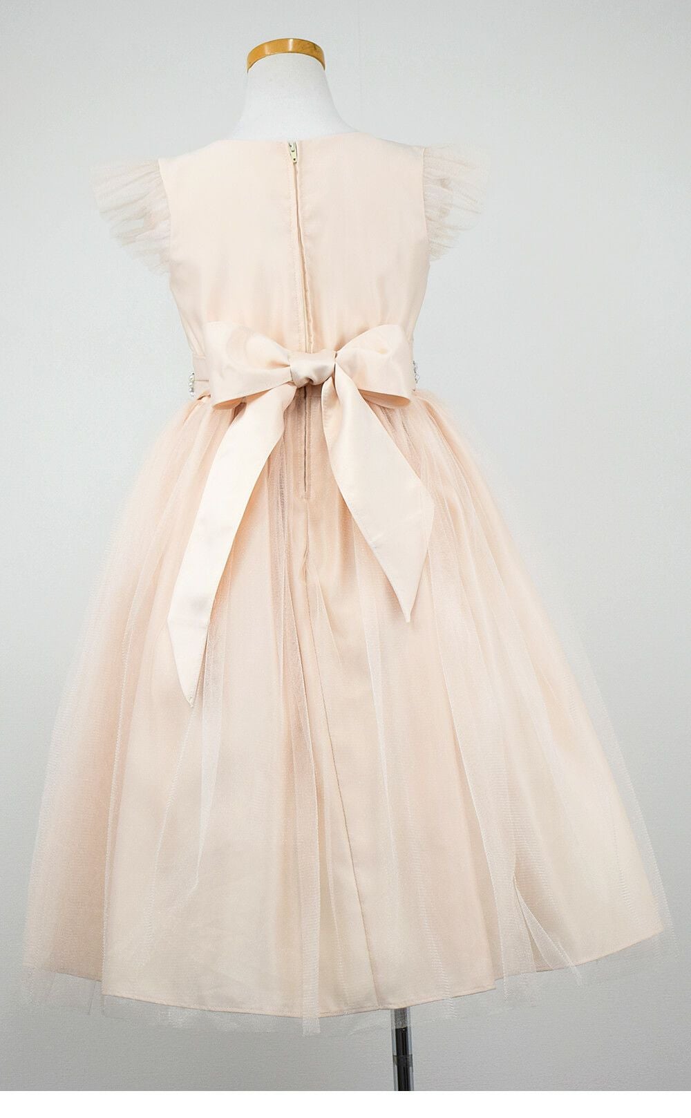 ピアノ発表会や結婚式にぴったりのカラーの女の子用キッズドレス。シンプルで美しいシルエットが魅力のAngel's Closetの子供ドレス レンタル商品（【レンタル】サテン＆チュールフラッタースリーブ子供ドレス(SK611)シャンパン）｜画像5