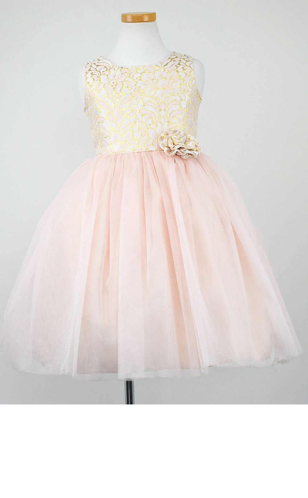ピアノ発表会や結婚式にぴったりのピンクカラーの女の子用キッズドレス。シンプルで美しいシルエットが魅力のAngel's Closetの子供ドレス レンタル商品（【レンタル】オーネイトジャガード＆マルチトーンチュール子供ドレス(SK671)ブラッシュピンク）｜画像3